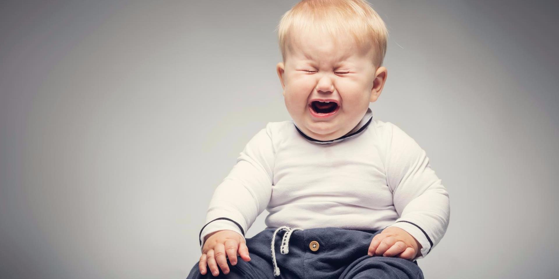 תינוק שיש לו עצירות בוכה כשהוא מתאמץ לעשות קקי